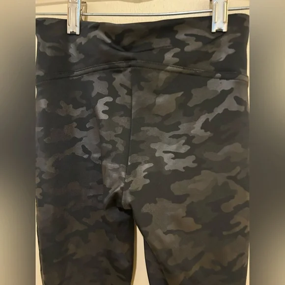 SPANX NWT Faux Leather Black Camo Leggings Size XS - Picture 6 of 6